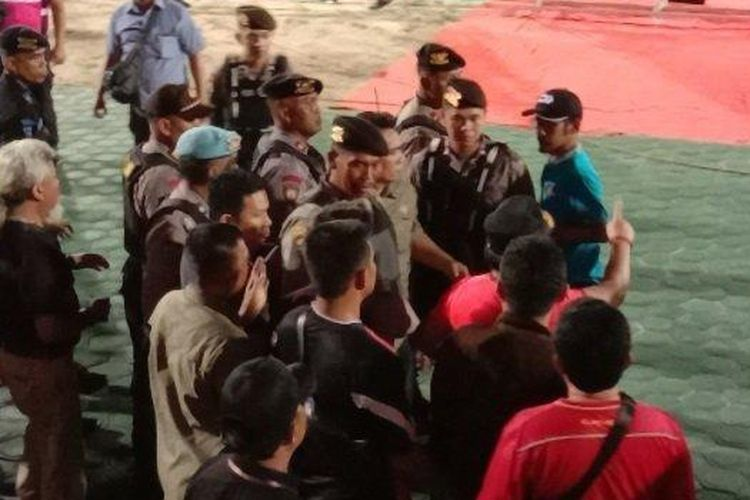 Situasi panas saat Gubernur Kalteng, H Sugianto Sabran (kaos merah) turun ke lapangan dan memprotes wasit saat pertandingan antara Kalteng Putra vs Persib berlangsung di Stadion Tuah Pahoe, Palangkaraya, Jumat (1/11/2019).