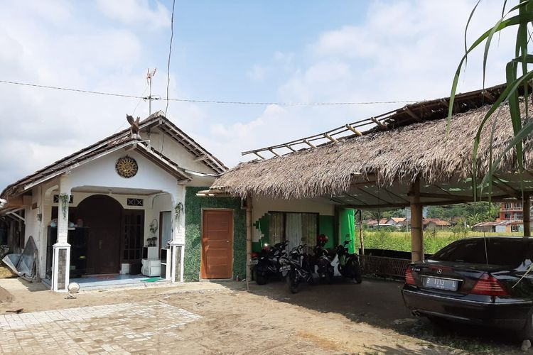 Rumah kontrakan Raja Keraton Agung Sejagat Toto Santoso di RT 05/RW 04 Dusun Berjo Kulon, Desa Sidoluhur, Kecamatan Godean, Kabupaten Sleman digeledah polisi, Rabu (15/1/2020) dini hari.