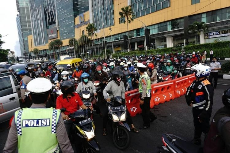 Macet parah saat PSBB hari pertama di Surabaya motor sampai menyemut tidak ada Physical Distancing