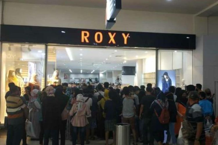 Pusat perbelanjaan Roxy mall ramai dikunjungi pembeli