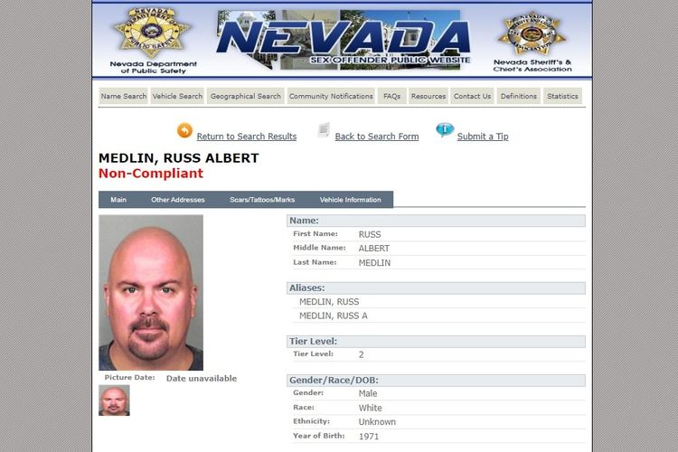 Catatan kriminal Russ Albert Medlin di negara bagian Nevada, Amerika Serikat. Medlin berstatus pelanggar tier level 2 dan dikenai wajib lapor selama 25 tahun. Namun, dia tidak mematuhi kewajibannya dan dilabeli non-compliant. 