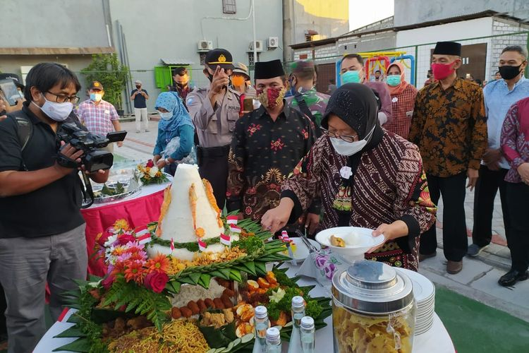 Wali Kota Surabaya Tri Rismaharini saat meresmikan Lapangan Tambak Asri di Kecamatan Krembangan, Surabaya, Minggu (16/8/2020).