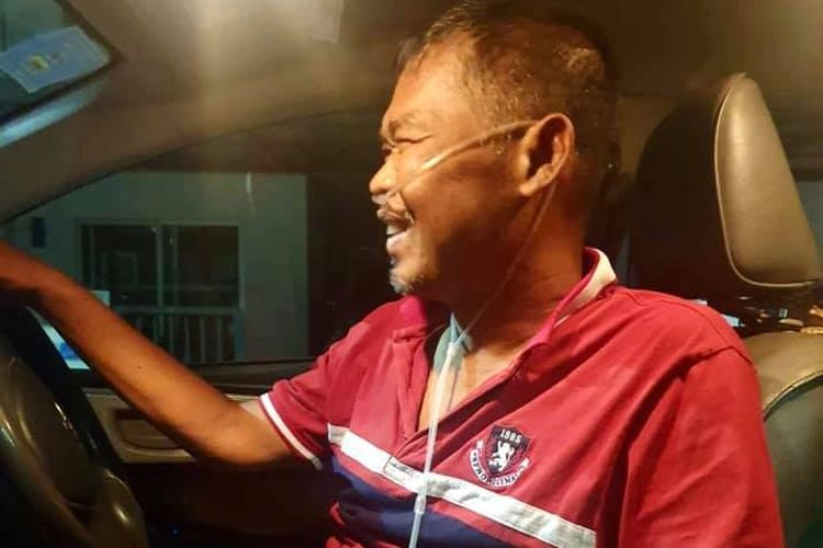 Sumeth Singpun sopir taksi di Thailand bekerja sambil memakai selang oksigen, karena sakit komplikasi di antaranya gagal ginjal, diabetes, paru-paru basah, dan kaki bengkak