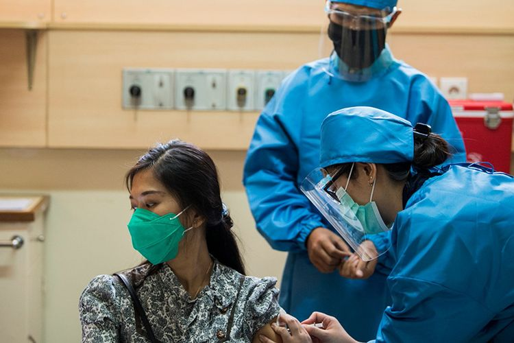 Petugas kesehatan menyuntikan vaksin kepada relawan saat simulasi uji klinis calon vaksin Covid-19 di Fakultas Kedokteran Universitas Padjadjaran, Bandung, Jawa Barat, Kamis (6/8/2020). Simulasi tersebut dilakukan untuk melihat kesiapan tenaga medis dalam penanganan dan pengujian klinis tahap III ca