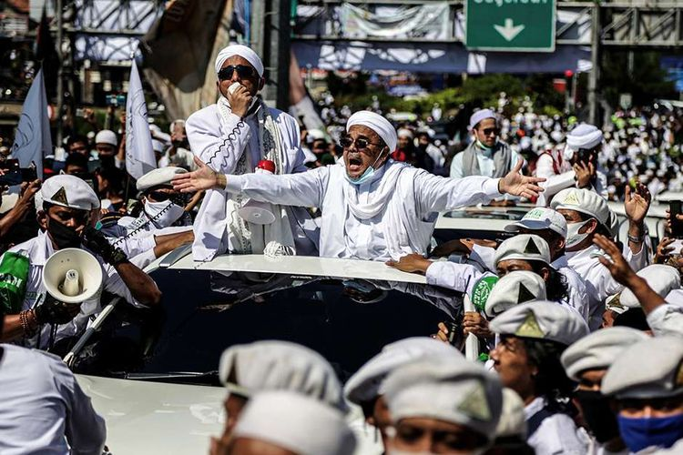 Pemimpin Front Pembela Islam (FPI) Rizieq Shihab menyapa simpatisannya saat tiba di daerah Puncak, Bogor, Jawa Barat, Jumat (13/11/2020). Dalam kunjungan tersebut, Rizieq Shihab dijadwalkan menghadiri acara peresmian pembangunan Masjid Raya di Markaz Syariah Pesantren Alam Agrokultural sekaligus men