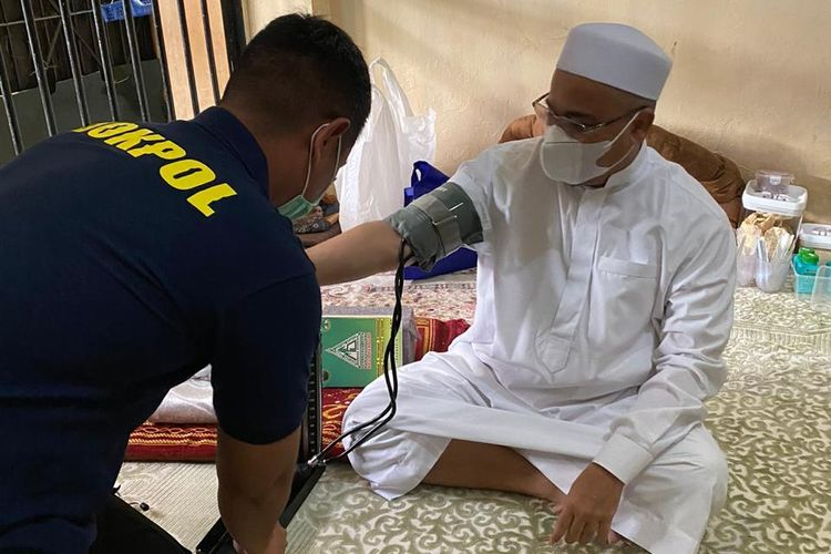 Petugas Bidokkes Polda Metro Jaya tengah mengecek kondisi kesehatan pimpinan Front Pembela Islam (FPI), Rizieq Shihab.