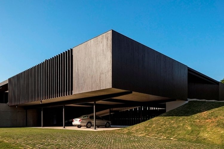 Rumah yang menggunakan panel CLT, oleh firma arsitektur Brasil, Sergio Sampaio Arquitetura. 