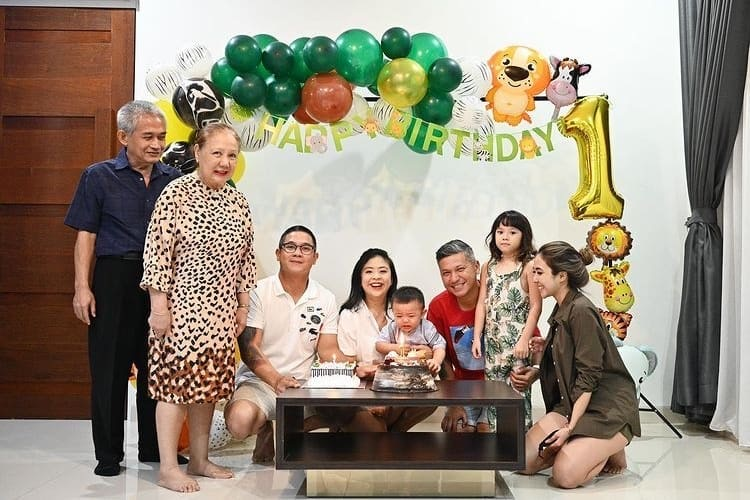 Foto Gisella Anastasia atau Gisel berada di dekat Gading Marten beri harapan rujuk yang terus ditiupkan netizen. 