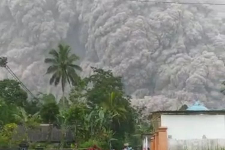 Erupsi Gunung Semeru pada 4 Desember 2021