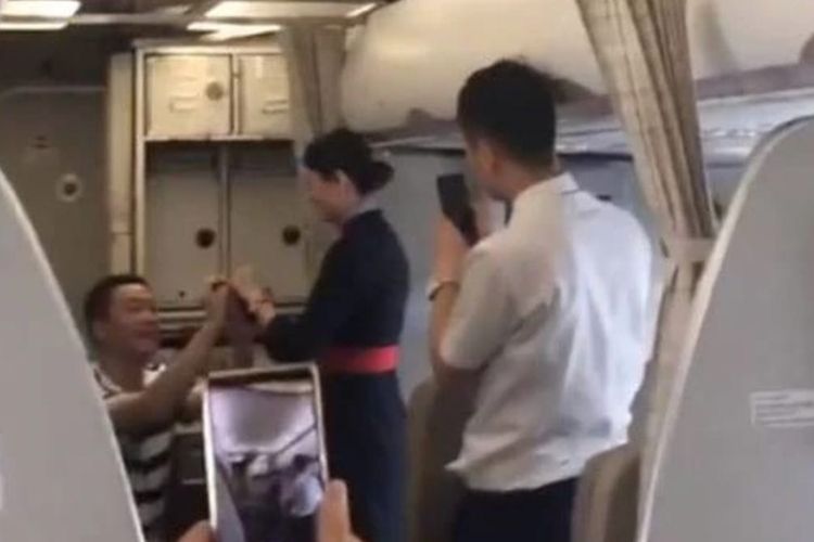 Dapat Kejutan Romantis dan Dilamar Kekasih di Pesawat, Pramugari ini Justru Dipecat dari Pekerjaannya