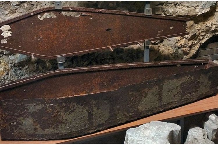 Sedang Menggali Tanah, Tukang Batu Ini Malah Temukan Peti Mati dari Besi, Begitu Dibuka Terungkap Kondisi 160 Tahun Lalu Ternyata Mirip dengan Kondisi Wabah Covid-19