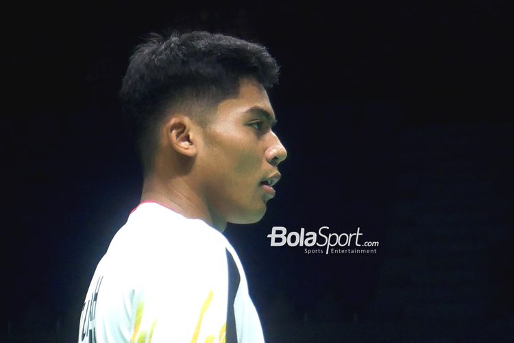 Juda yosh bola etuk ayolni sikadi