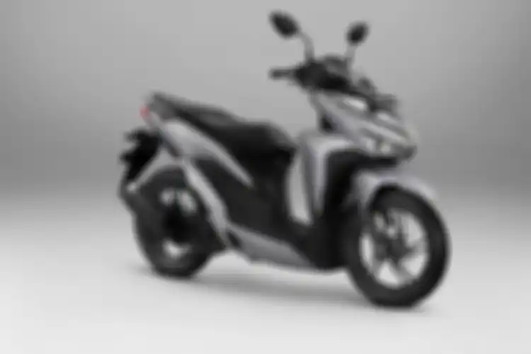 Buat Vario 150, desain sporty tampak pada cover stang lebih ramping dengan panel berkarakter sport, 
