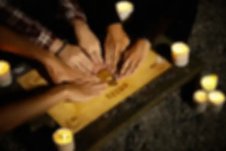 Ouija sering dikaitkan dengan kematian banyak orang secara misterius