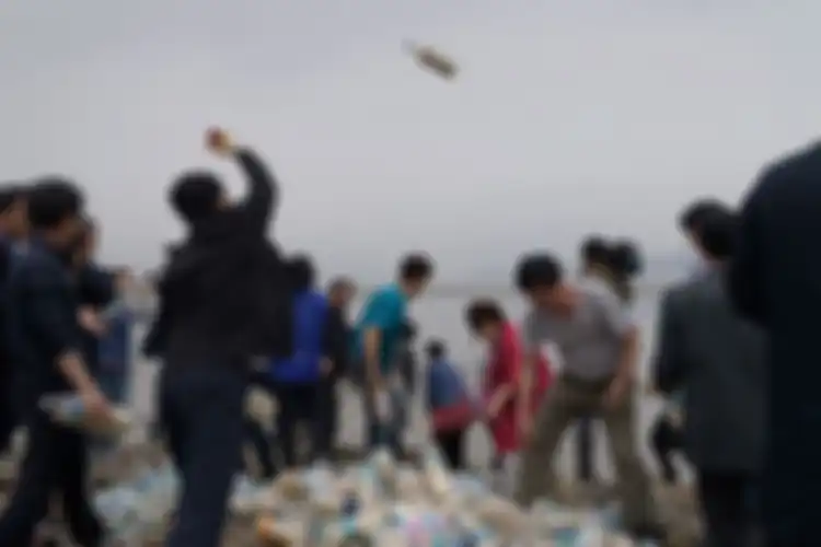 Aktivis pembelot Korea Utara melempar botol-botol plastik berisi beras, uang dan stik memori dilempa