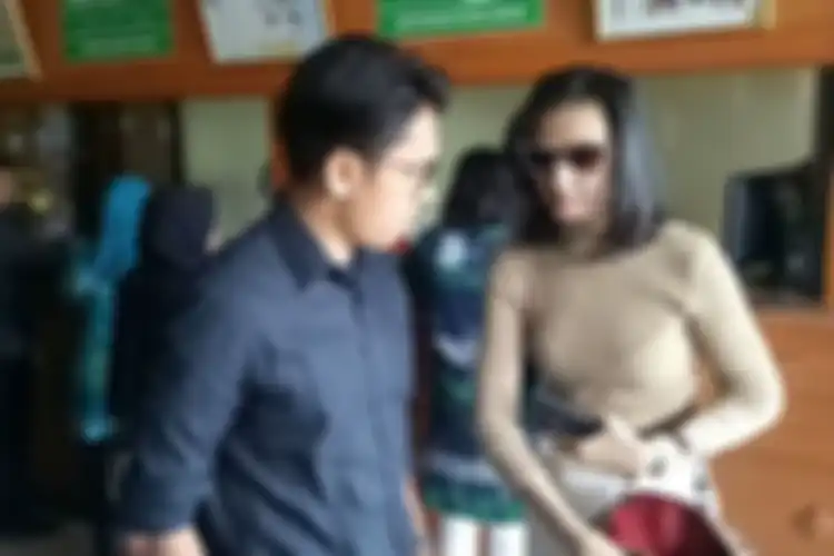 Ibnu Jamil dan Ade Maya saat menjalani sidang cerai perdana di Pengadilan Agama Jakarta Selatan.
