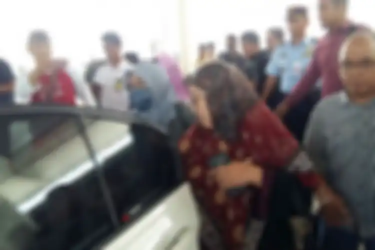 Kedatangan Neno Warisman di Bandara SSK II