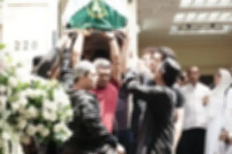 Fachri Albar Menggotong Keranda Adiknya