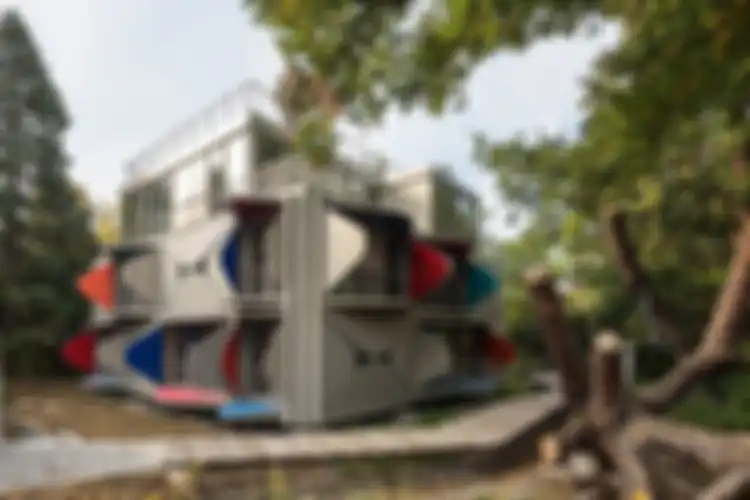 Rumah unik dengan kisi jendela multifungsi