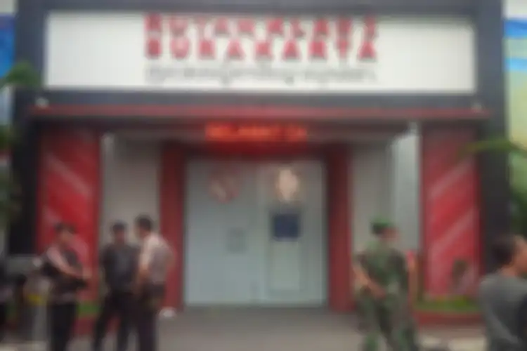 Polisi dan TNI Berjaga di depan Rutan Kelas I Surakarta