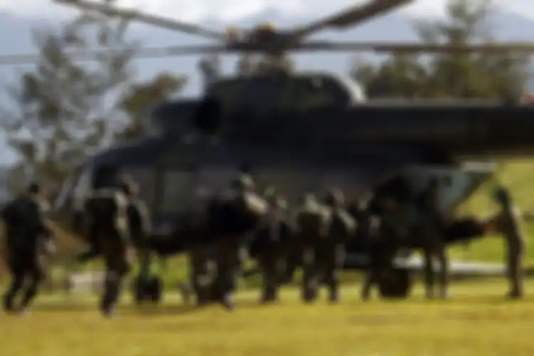 Prajurit TNI bersiap menaiki helikopter menuju Nduga di Wamena, Papua, Rabu (5/12/2018). Aparat gabu
