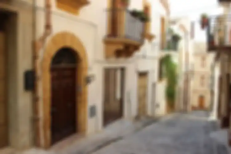Rumah-rumah tua di Sambuca ini dijual dengan harga hanya 1 euro atau sekitar Rp 16.0000. 