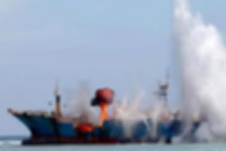 Kapal asing Fishing Vessel (FV) Viking dikaramkan dan diledakkan bagian lambungnya di Pantai Barat, Pangandaran, Kabupaten Pangandaran, Jawa Barat, Senin (14/3/2016). Kapal FV Viking yang juga merupakan buronan Interpol ini tertangkap di Tanjung Pinang, Kepulauan Riau, pada Februari lalu. Peledakan ini menjadi bagian dari kampanye perlawanan penangkapan ikan ilegal oleh Kementrian Kelautan dan Perikanan.