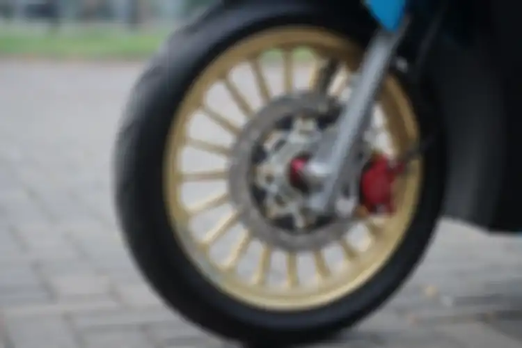 Pelek Daytona jari-jari ditemani piringan Nissin 220 mm yang dijepit kaliper KTC Slim 2 piston, warnanya pas! 