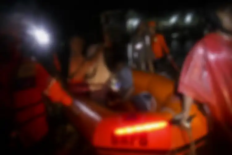 Gambar Tim SAR gabungan melakukan evakuasi warga terdampak banjir di Imogiri, Bantul, DI Yogyakarta, Minggu (17/3/2019)