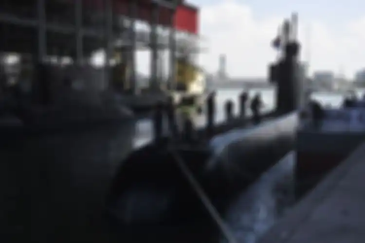 Prajurit TNI AL berusaha menambatkan tali KRI Nagapasa-403 setibanya di Dermaga Kapal Selam Koarmatim, Ujung, Surabaya, Jawa Timur, Senin (28/8). KRI Nagapasa-403 merupakan kapal selam diesel elektrik type 209/1400 pesanan pertama Indonesia kepada Korsel dan menjadi kapal selam ketiga yang dimiliki TNI AL. 
