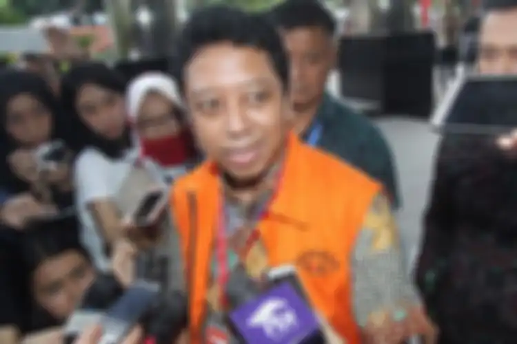 Tersangka kasus dugaan suap terkait seleksi pengisian jabatan di Kementerian Agama, Romahurmuziy menjawab pertanyaan wartawan sebelum menjalani pemeriksaan di Gedung KPK, Jakarta, Jumat (22/3/2019). Romahurmuziy diperiksa perdana sebagai tersangka terkait kasus kasus tersebut.
