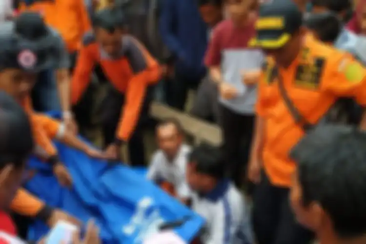 Petugas Basarnas Pekanbaru, BPBD dan masyarakat saat mengevakuasi jasad Muhamad Al Arifin