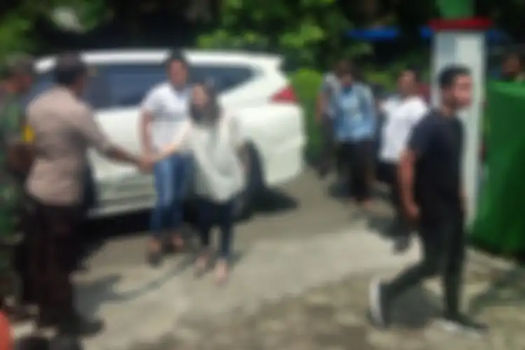 Penampilan Selvi Ananda menantu Presiden Jokowi pakai sepaket fashion item kekinian saat nyoblos di TPS Pemilu 2019
