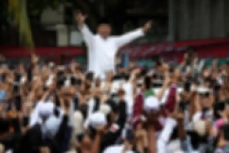 Prabowo di tengah para pendukungnya saat deklarasi kemenangan di Pilpres 2019 di Jakarta Selatan, Jumat (19/4/2019). 
