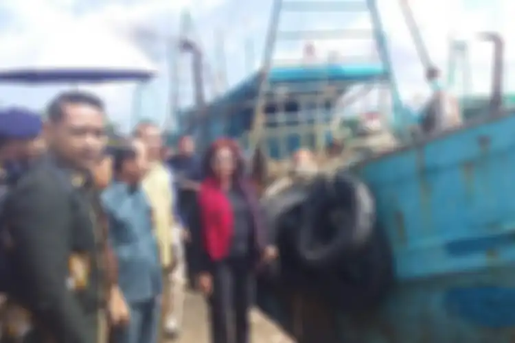 Menteri Kelautan dan Perikanan, Susi Pudjiastuti saat meninjau kapal asing di Stasiun PSDKP Pontianak, Kalimantan Barat, Selasa (30/4/2019) 