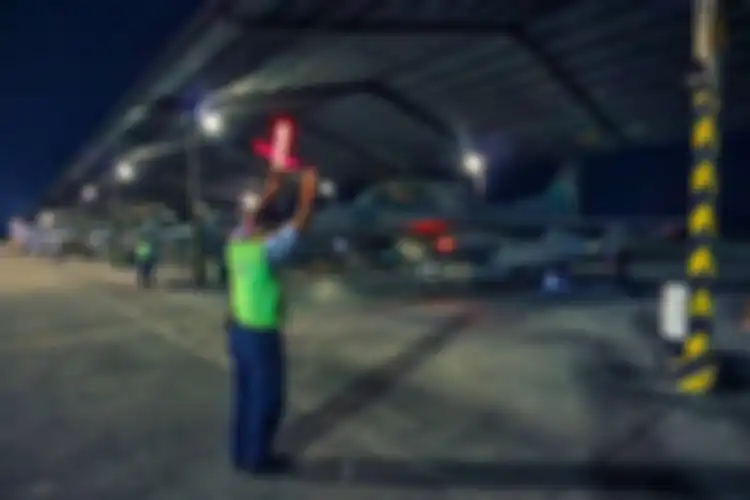 Proses persiapan terbang malam TNI AU(Sandriani Permani (via Dispen AU))  