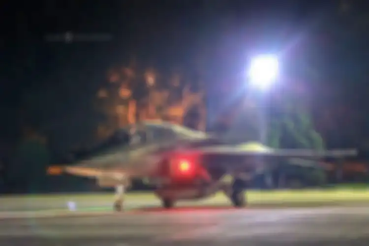Salah satu pesawat Tempur TNI AU saat melakukan kegiatan terbang malam.(Foto: Sandriani Permani - via Dispen AU)) 