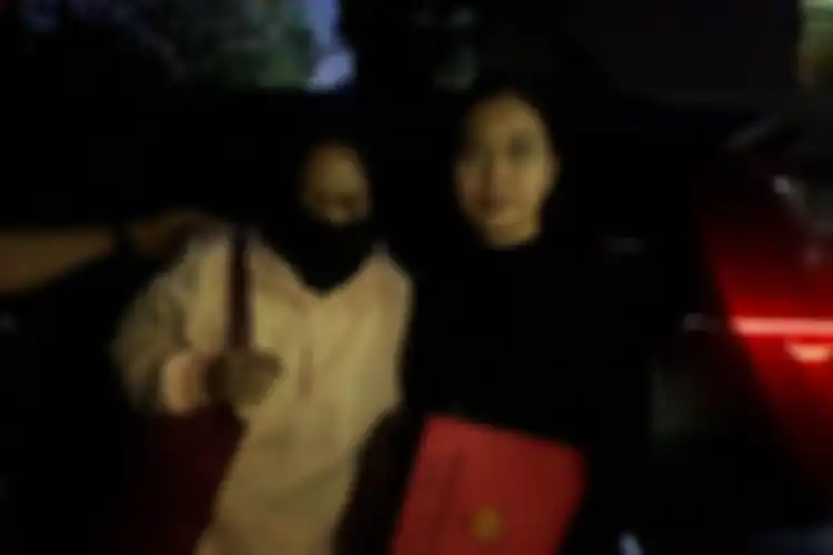 Diciduk Polisi, Dua Perempuan Terduga Perekam dan Penyebar Video Ancam Penggal Kepala Jokowi Hanya Bisa Tertunduk dan Bungkam dengan Mulut Tertutup Kain