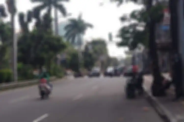 Warga dan pengemudi ojek online meletakkan motor mereka dan menghimbau pengendara mencari jalan lain 