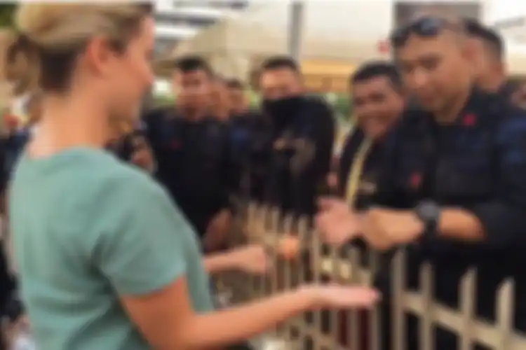 Ridho Vernando, anggota Brimob berpangkat Bharatu asal Padang, Sumatera Barat, (kanan) sedang menunjukkan kelihaiannya dalam sulap di depan jurnalis asal Australia, Renea Henry (Twitter)  