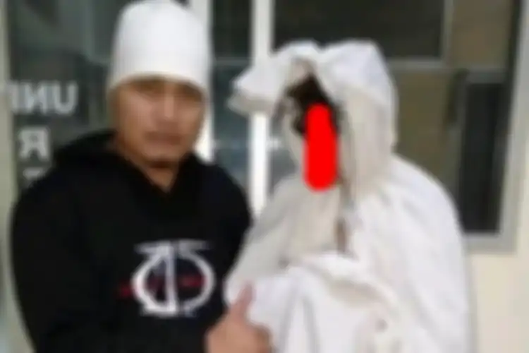 Polisi dari Polres Pemalang, Jawa Tengah bersama pocong jadi-jadian yang meresahkan warga.(Kompas.com/ Ari Himawan)