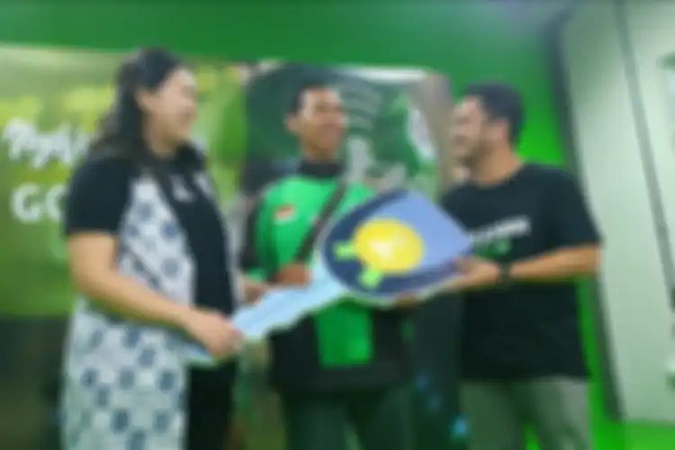 Anton Budi (39) pengemudi ojek online yang kehilangan motor namun tetap mengantarkan pesanan pada konsumen, dihadiahi sepeda motor oleh perusahaan tempatnya bekerja, Go-jek, Senin (27/5/2019). Artikel ini telah tayang di Kompas.com dengan judul "Tetap Antar Makanan walau Motor Hilang, Driver Ojek Online Dapat Donasi Rp 90 Juta dan Motor", Senin (27/5/2019)