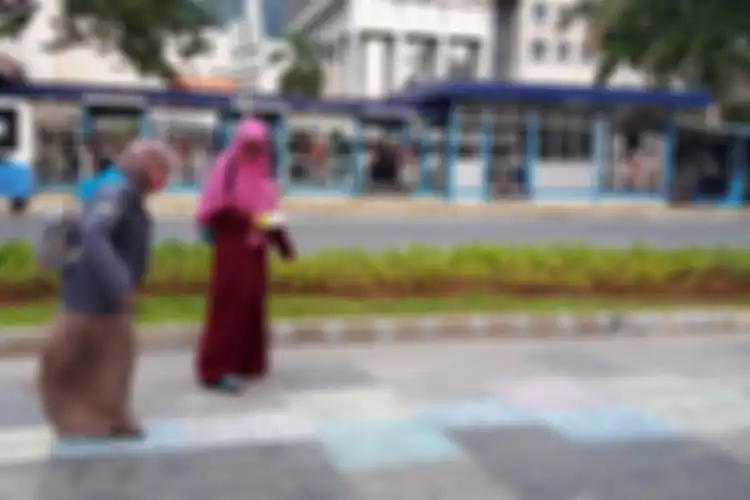 Permainan engklek yang bisa dimainkan segala usia. 