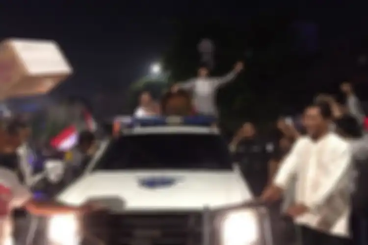 Anies Baswedan berkeliling Jakarta merayakan malam takbir.