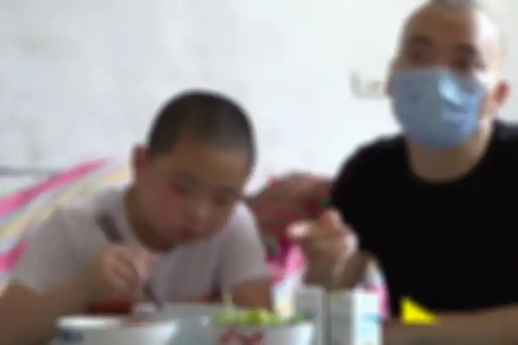 Lu Zikuan yang tengah makan ditemani ayahnya