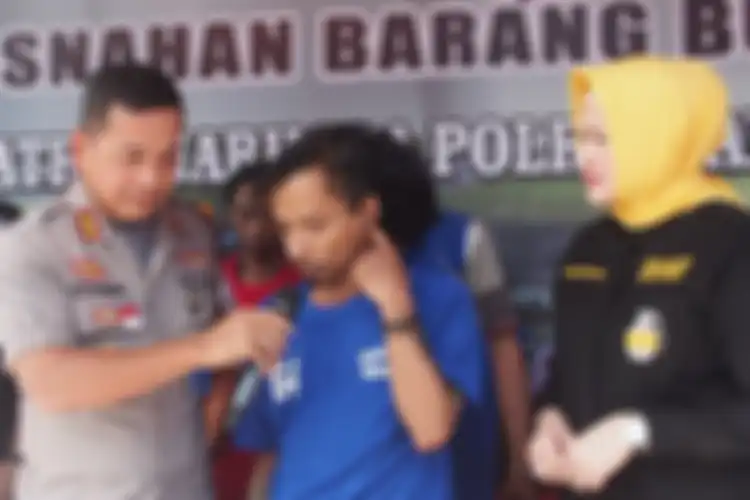Pemain bass Boomerang, Hubert Henry Limahelu (tengah) saat dipertemukan kepada awak media.
