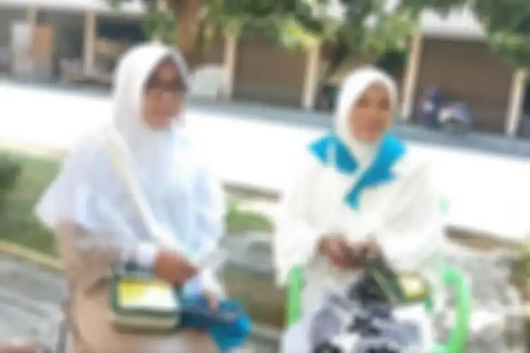 Azka Khoirunnisa (18) calon jamaah haji termuda di Jawa Timur bersama sang ibu Uswatun Hasanah