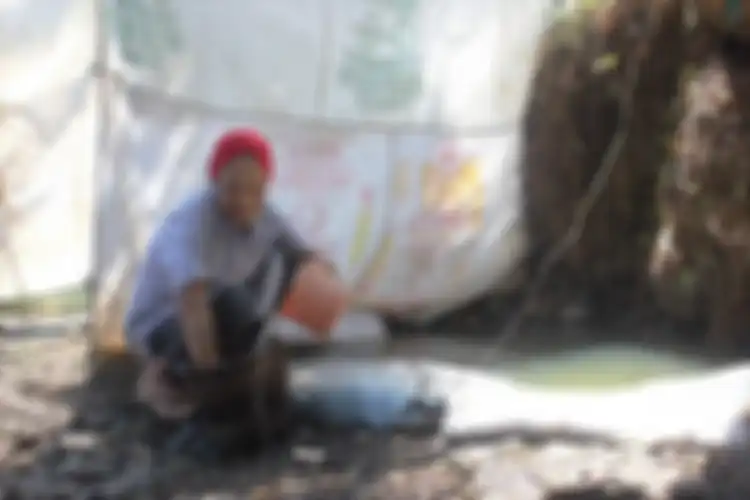 Seorang warga di Desa Cisalak, Kec. Cibeber, Kab. Cianjur, Jawa Barat tengah memanfaatkan air kubangan Kali Cisalak, Minggu (21/072019) menyusul krisis air di wilayah tersebut sejak dua bulan terakhir.