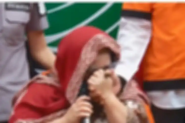 Detik-Detik Pilu, Nunung Cium Tangan Suami hingga Dibopong Sambil Nangis Histeris: Maafkan ya, Yah...
