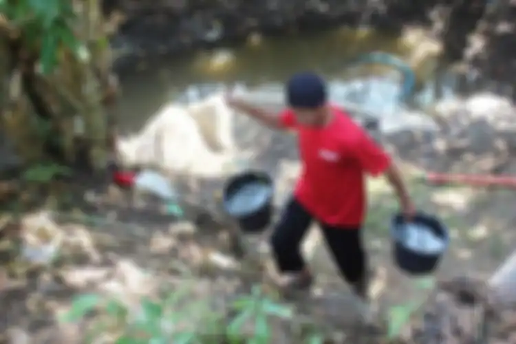 Seorang warga di Desa Cisalak, Kec. Cibeber, Kab. Cianjur, Jawa Barat tengah memanfaatkan air kubangan Kali Cisalak, Minggu (21/072019) menyusul krisis air di wilayah tersebut sejak dua bulan terakhir.